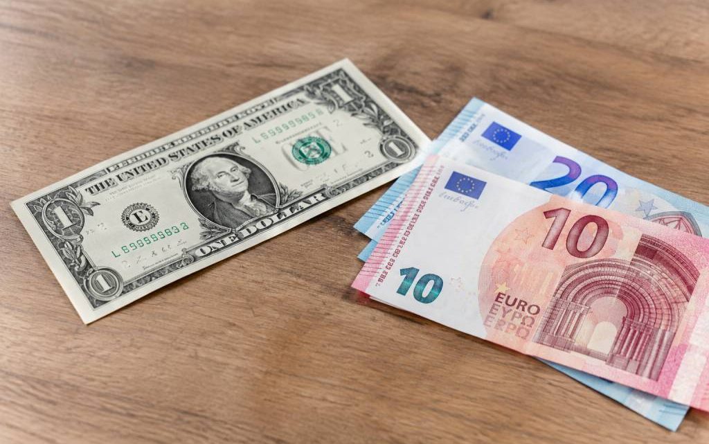 1 dollars en euros : quel montant obtenir selon le taux de change actuel ?