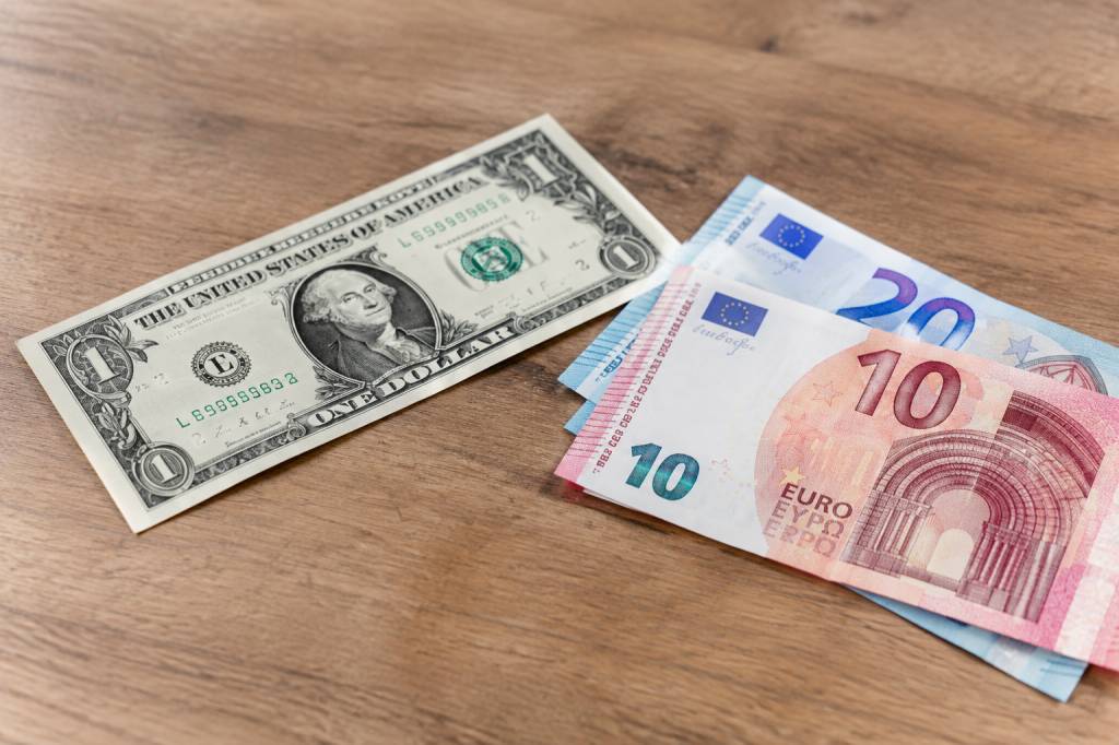 1 dollars en euros : quel montant obtenir selon le taux de change actuel ?